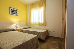 A bed or beds in a room at LITORAL COSTA DORADA - LAS CUMBRES Only families