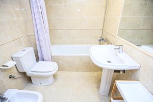 A bathroom at LITORAL COSTA DORADA - LAS CUMBRES Only families