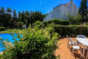 The swimming pool at or close to LITORAL COSTA DORADA - LAS CUMBRES Only families
