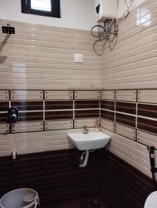 uma casa de banho com um lavatório e um WC em SHI's Vagamon Hill Retreat- Private villa on Hills em Vagamon
