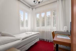 ルハチョヴィツェにあるVila Charlestonのベッドルーム1室(ベッド1台、デスク、窓付)