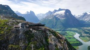 Pemandangan umum gunung atau pemandangan gunung yang diambil dari rumah liburan