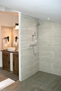 y baño con ducha y lavamanos. en Chartreuse de Mougeres - Pézenas, en Caux