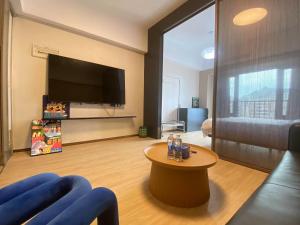Telewizja i/lub zestaw kina domowego w obiekcie Manriver Executive Apartments
