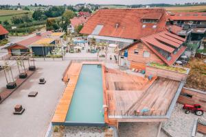 een uitzicht over een zwembad in een stad bij Gut Hügle Erlebnishof & Spa in Ravensburg
