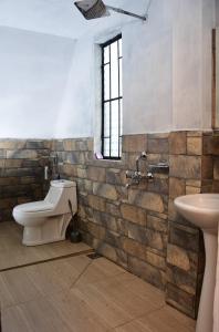 La salle de bains est pourvue de toilettes et d'un lavabo. dans l'établissement SYLWAN-O SUNRISE HOMESTAY, 