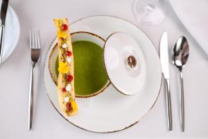 Eten bij of ergens in de buurt van het hotel

