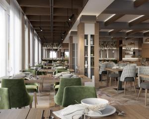 een restaurant met groene stoelen en tafels bij Hotel Sunce in Soko Banja