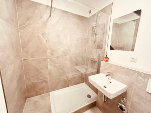 y baño con ducha, lavabo y aseo. en Cozy Apartment close to Hamburg, en Reinbek
