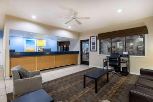 Posezení v ubytování Days Inn by Wyndham Roswell