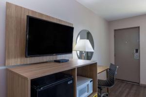 TV a/nebo společenská místnost v ubytování Days Inn by Wyndham Roswell