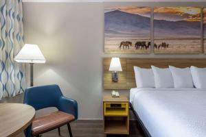 Postel nebo postele na pokoji v ubytování Days Inn by Wyndham Roswell