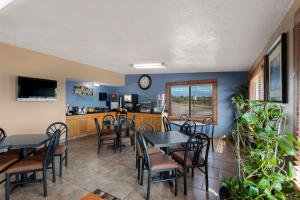 comedor con mesas y sillas y cocina en Days Inn by Wyndham Newton en Newton