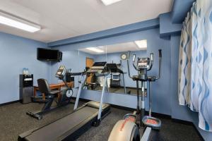 Spordikeskus ja/või sportimisvõimalused majutusasutuses Days Inn by Wyndham Newton