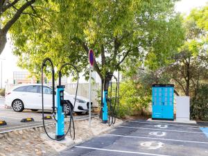 un parking avec une voiture garée dans un parking dans l'établissement ibis Beziers Est Mediterranee A9/A75, à Béziers