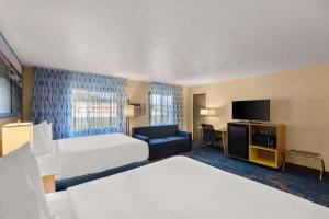 Voodi või voodid majutusasutuse Days Inn by Wyndham Newton toas