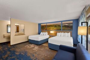 Voodi või voodid majutusasutuse Days Inn by Wyndham Newton toas