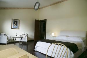 una camera con letto, tavolo e sedie di Liodoro Catania B&B a Catania