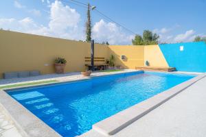 una piscina frente a una casa en Cascina di Barone - Vista mare, en Noto