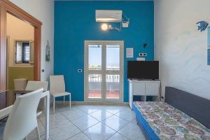 Habitación con 1 dormitorio con 1 cama y TV. en Cascina di Barone - Vista mare, en Noto