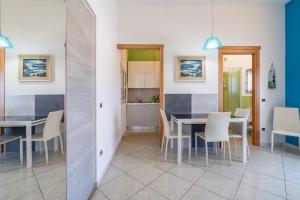 Una cocina y un comedor con mesa y sillas. en Cascina di Barone - Vista mare, en Noto