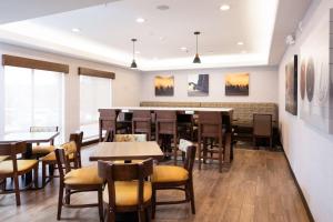 a restaurant with tables and chairs and a bar at Hampton Inn Durango in Durango
