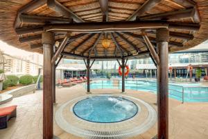 Bazén v ubytování Copthorne Hotel Dubai nebo v jeho okolí