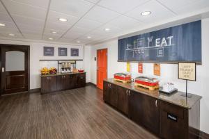 a waiting room with a fast food restaurant with a counter at Hampton Inn & Suites Phoenix North/Happy Valley in Phoenix