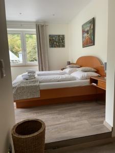 Un dormitorio con una cama grande y una ventana en Landgasthof Hieren Mühle, en Ney