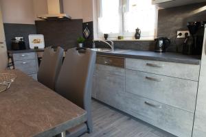 Η κουζίνα ή μικρή κουζίνα στο Ferienhaus Zur Mühle +4 φωτογραφίες
