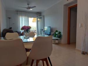 a dining room with a glass table and chairs at CANET PLAYA MAGNIFICO APTO FAMILIAR con PISCINA y GARAJE in Canet de Berenguer