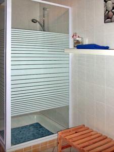 ein Bad mit einer Dusche und einer Bank in der Unterkunft Ferienwohnung Paul in der Rostocker Heide in Blankenhagen