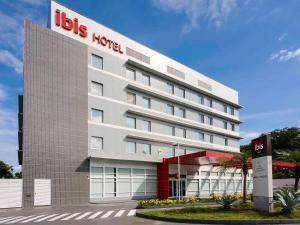 a hotel with a sign on the side of it at ibis Manaus Aeroporto in Manaus