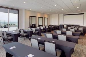 Business area at/o conference room sa H Hotel Los Angeles, Curio Collection By Hilton