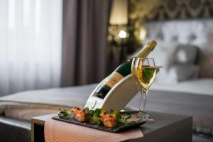 una bottiglia di champagne e un bicchiere di vino su un tavolo di Radisson Blu Hotel, Greater Noida a Greater Noida