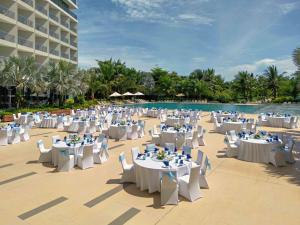 a banquet area at the resort with white tables and chairs at Best Western Premier Sonasea Phu Quoc in Phú Quốc