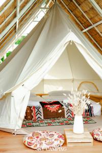 เตียงในห้องที่ Tawaen Caza Sky Camping