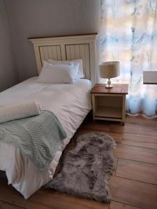 Ένα ή περισσότερα κρεβάτια σε δωμάτιο στο Rustic Townhouse in Pretoria East