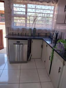 Η κουζίνα ή μικρή κουζίνα στο Rustic Townhouse in Pretoria East