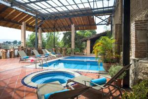 une piscine extérieure avec des chaises et une pergola dans l'établissement Hotel Tapalpa de Mis Amores, à Tapalpa