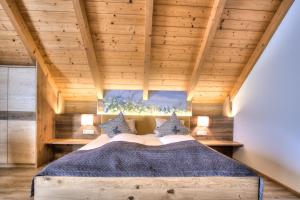 a bedroom with a bed in a wooden ceiling at nawu apartments in Hermagor