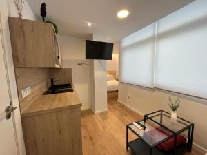 uma cozinha com um balcão e uma mesa num quarto em Apartamento jontoya1 em Jaén