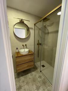 uma casa de banho com um lavatório, um espelho e um chuveiro em Apartamento jontoya1 em Jaén
