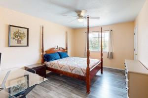 1 dormitorio con 1 cama y ventilador de techo en Killeen Serene, en Killeen