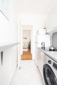 a white kitchen with a washer and dryer at Le Carlier d'Enghien - 2 chambres - Près du Lac in Enghien-les-Bains