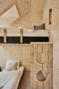Lodgen Stryn في سترين: سريرين بطابقين في غرفة مع جدران خشبية