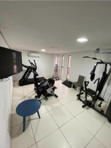un gimnasio con varias cintas de correr y máquinas elípticas en Laguna Beach Flat, en Porto de Galinhas