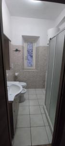 baño con lavabo y aseo y ventana en Casa Vacanze SOFIA en Bolsena