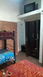 een slaapkamer met een stapelbed en een zwarte kast bij Richard in Mina Clavero