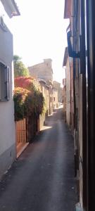 an empty alley with flowers on the side of a building at Casa Vacanze SOFIA in Bolsena